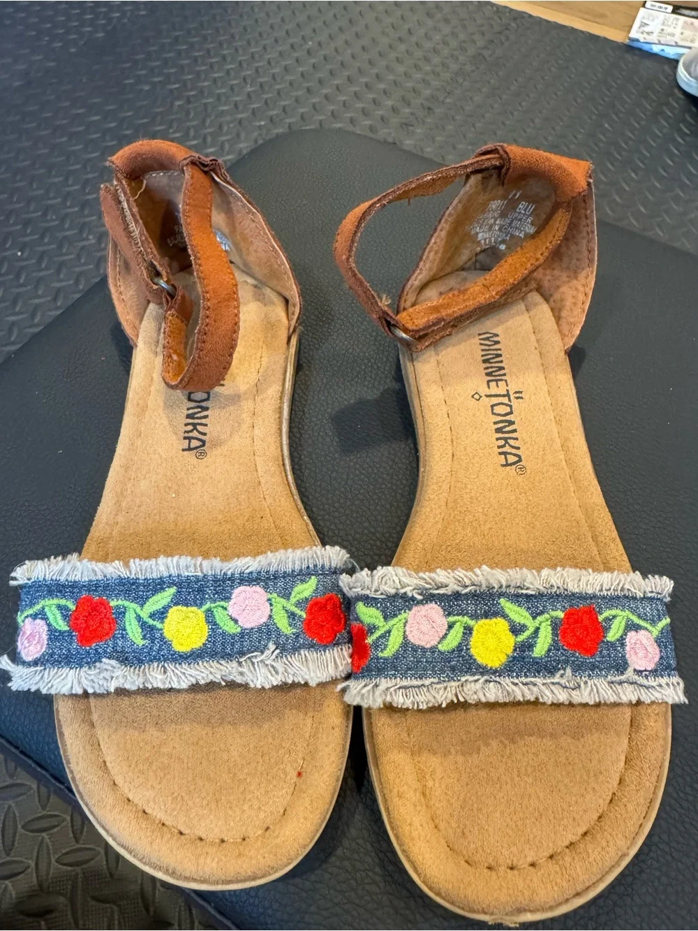 Minnetonka girls evie sandals sz 11